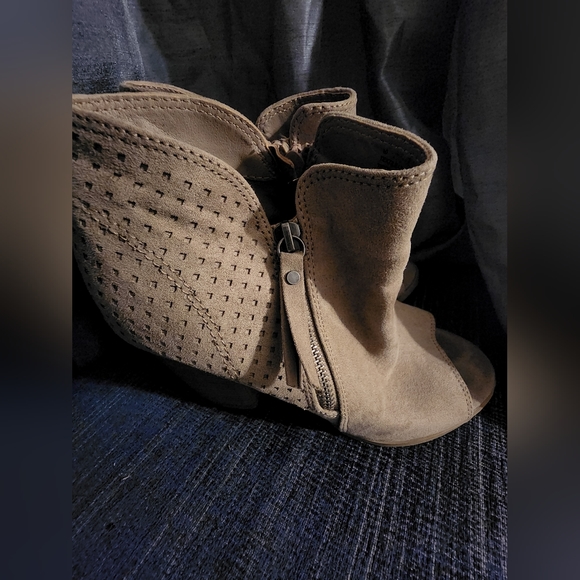 Women's 10 Tan open toe wedge sandals decorative outside zipper, inside zipper - Picture 3 of 7